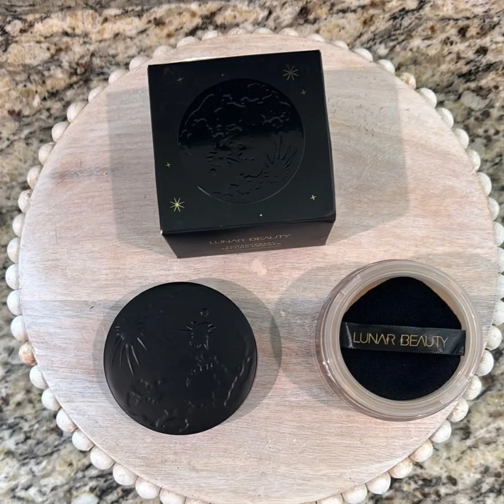 Lunar Beauty Translucent Medium Setting Powder - Black and Tan